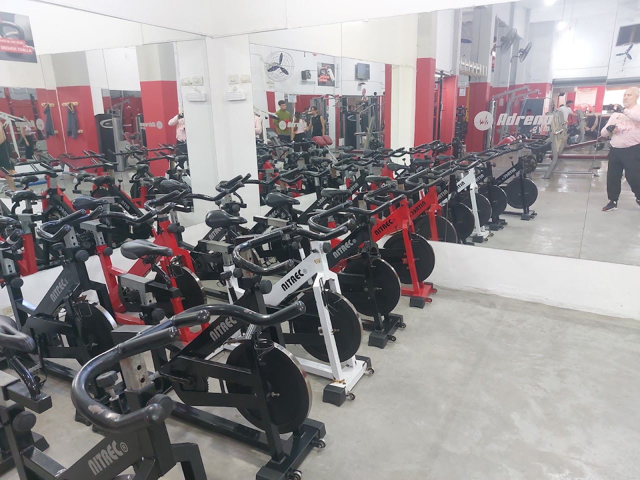Entrada y recepción Adrena Gym Villa Urquiza