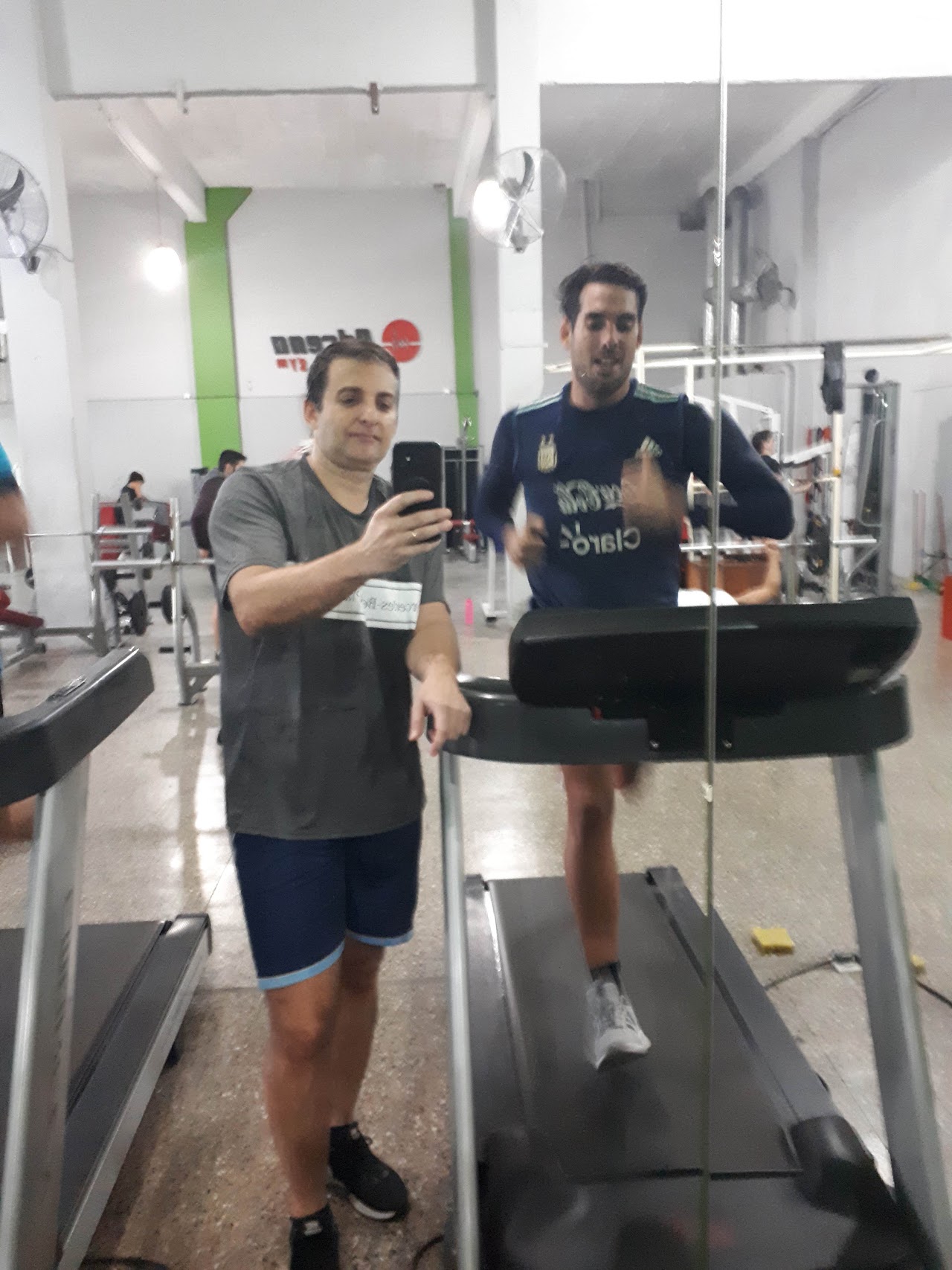 Área de entrenamiento funcional y césped sintético